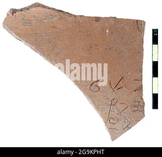 6869. Inscription de Canaanite sur un sord en céramique datant c. 1130 av. J.-C. trouvé dans les fouilles d'un temple cananéen à Lachish. Banque D'Images