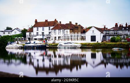 Une vue sombre tôt le matin de l'emblématique hôtel Swan à Staines, Surrey, Royaume-Uni Banque D'Images