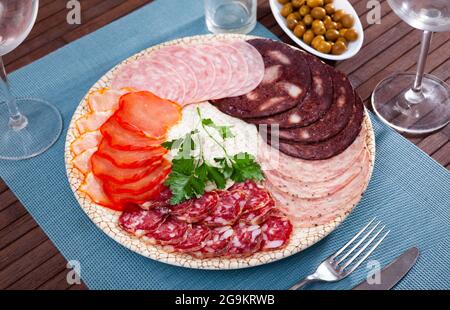 Délicieux plateau d'antipasti espagnols avec assortiment de viandes Banque D'Images