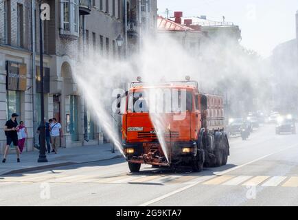 MOSCOU - JUL 20: Machine moderne de fushumer de rue KAMAZ dans une rue de Moscou pendant la chaude journée d'été, juillet 20. 2021 en Russie Banque D'Images