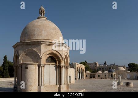Vue sur le Dôme de l'Ascension Qubbat al-Miraj ou Mieradj construit par les Croisés et rénové pendant la période de la dynastie Ayyubid (XIIe siècle) se tenant juste au nord du Dôme du Rocher dans le Mont du Temple connu des musulmans comme le Haram esh-Sharif dans la vieille ville est Jérusalem Israël Banque D'Images
