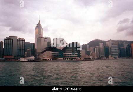 Hong Kong Convention and Exhibition Centre mit Hochhaus 'Central Plaza' im hintergrund, Chine 1998. Banque D'Images