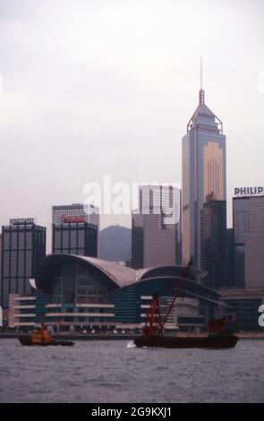 Hong Kong Convention and Exhibition Centre mit Hochhaus 'Central Plaza' im hintergrund, Chine 1998. Banque D'Images