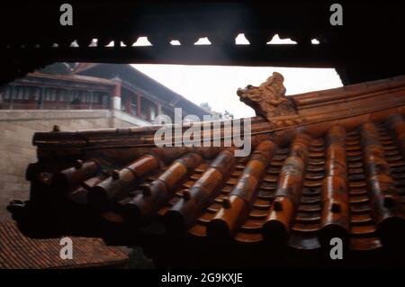 Blick auf die Dächer des Neuen Sommerpalast à Pékin, Chine 1998. Vue sur les toits du Palais d'été de Beijing, Chine 1998. Banque D'Images