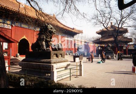 Gläubige opfern Weihrauch vor dem Yonghe Tempel à Pékin, Chine 1998. Croyants tirant des bâtons parfumés à l'entrée du temple Yonghe à Beijing, Chine 1998. Banque D'Images