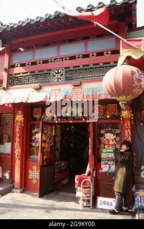 Souvenirshop am Yonghe Tempel à Pékin, Chine 1998. Boutique de souvenirs près du temple Yonghe à Beijing, Chine 1998. Banque D'Images