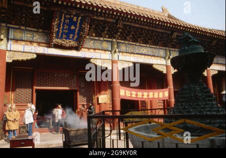 Gläubige opfern Weihrauch vor dem Yonghe Tempel à Pékin, Chine 1998. Croyants tirant des bâtons parfumés à l'entrée du temple Yonghe à Beijing, Chine 1998. Banque D'Images