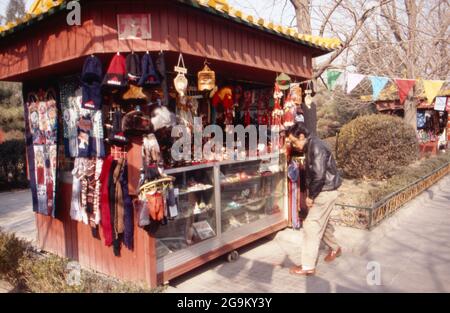 Souvenirshop am Yonghe Tempel à Pékin, Chine 1998. Boutique de souvenirs près du temple Yonghe à Beijing, Chine 1998. Banque D'Images