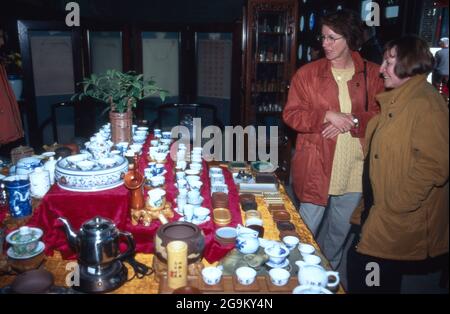 Teeservice im Angebot in einem Souvenirgeschäft in der Stadt Guangzhou oder Kanton, Chine 1998. Service de thé offert par un magasin de souvenirs dans la ville de Guangzhou ou Canton, Chine 1998. Banque D'Images