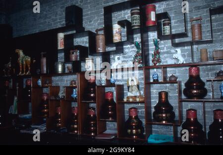 Vasen und Götterfiguren in einem Souvenirgeschäft in der Stadt Guangzhou oder Kanton, Chine 1998. Vases et statues religieuses offerd dans une boutique de souvenirs de la ville de Guangzhou ou Canton, Chine 1998. Banque D'Images