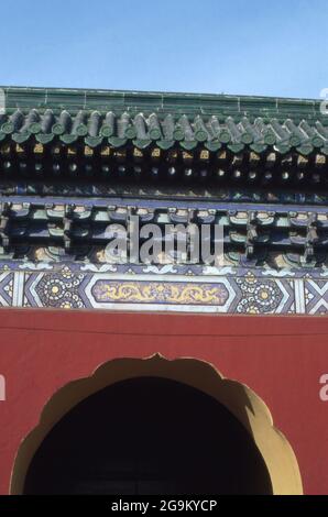 Touristen besuchen den Tempel der Himmels-Pagode in der Stadt Pékin, Chine 1998. Complexe du Temple du ciel à la ville de Beijing, Chine 1998. Banque D'Images