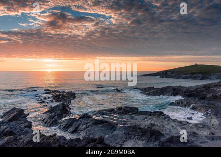 Un magnifique coucher de soleil coloré au-dessus de la baie de Fistral sur la côte de Newquay en Cornouailles. Banque D'Images