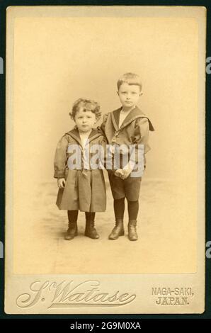Asie, Japon, Kyushu, Nagasaki, deux enfants, Probablement frères et sœurs, photo studio, atelier S. Watase, DROITS-SUPPLÉMENTAIRES-AUTORISATION-INFO-NON-DISPONIBLE Banque D'Images