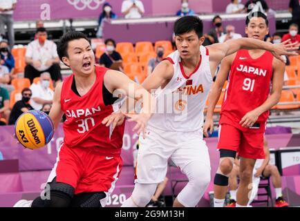 Tokyo, Japon. 27 juillet 2021. Tominaga Keisei (1er L) du Japon pilote le ballon lors du Tokyo 2020 3X3 basket-ball, match de billard entre la Chine et le Japon à Tokyo, Japon, le 27 juillet 2021. Credit: Zhang Xiaoyu/Xinhua/Alay Live News Banque D'Images