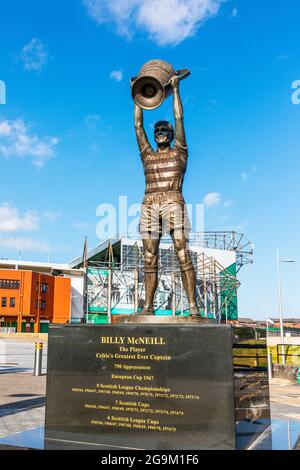 Statue de Billy McNeill un footballeur célèbre qui a joué pour Celtic, l'équipe de football écossaise basée à Glasgow. La statue se trouve à l'extérieur du parc Celtic Parkhead Banque D'Images