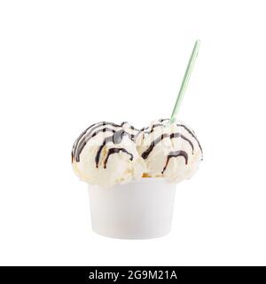 Gobelet en papier avec glace pistache avec garniture et cuillère en plastique isolée sur fond blanc Banque D'Images