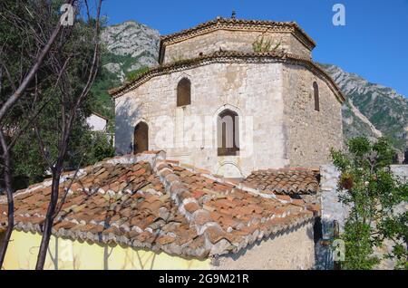 La vieille mosquée du château de Kruja est un petit temple de Bektashi appelé Dollma Teqe Banque D'Images