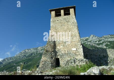 La Tour de l'horloge du château de Skanderbeg à Kruja, ville symbole de la résistance albanaise contre l'empire Ottomans Banque D'Images