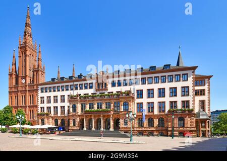 Wiesbaden, Allemagne - juillet 2021 : hôtel de ville appelé 'nouvel hôtel de ville' et église appelée 'Marktkirche' le jour ensoleillé Banque D'Images