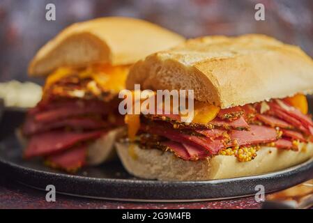 Délicieux sandwichs ruben grillés super de luxe avec viande de pastrami et fromage cheddar Banque D'Images