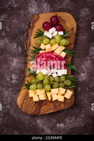 Assiette de hors-d'œuvre en forme d'arbre de Noël. Banque D'Images