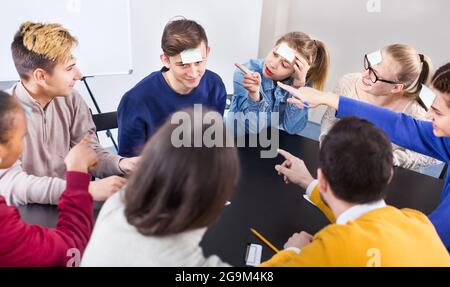 Les autres élèves jouent un jeu de devinettes pendant la journée d'école Banque D'Images