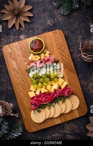 Assiette de hors-d'œuvre en forme d'arbre de Noël. Banque D'Images