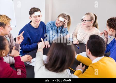 Les autres élèves jouent un jeu devinettes pendant la journée scolaire Banque D'Images