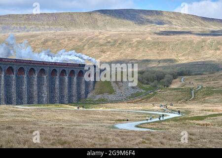 Locomotives à vapeur conservées, sur le chemin de fer Settle et Carlisle, au croisement du viaduc de Ribblehead, Yorkshire Dales, marcheurs en contrebas Banque D'Images