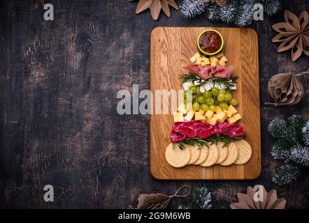 Assiette de hors-d'œuvre en forme d'arbre de Noël. Banque D'Images