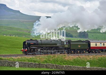 Locomotive à vapeur conservée n° 70000 Britannia, sur le chemin de fer Settle et Carlisle à Horton à Ribblesdale, dans le Yorkshire Dales, transportant un train spécial Banque D'Images