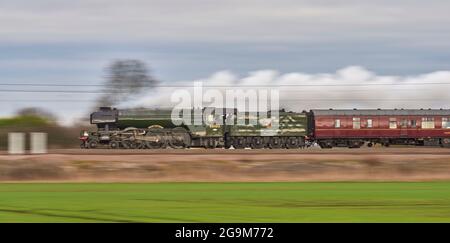 Locomotive à vapeur préservée Flying Scotsman, à Speed, sur le réseau ferroviaire principal transportant un train de voyageurs spécial au sud de Selby, dans le North Yorkshire, Banque D'Images