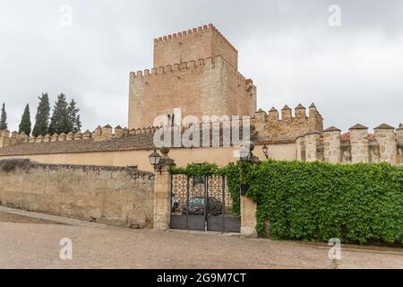 Cuidad Rodrigo Espagne - 05 12 2021: Vue sur le château Enrique II, Parador de Ciudad Rodrigo, chemin piétonnier à l'intérieur de la forteresse médiévale Banque D'Images