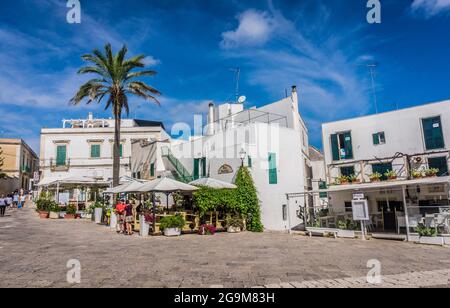 Otranto, Italie - 7 septembre 2017 : belles rues de la vieille ville d'Otranto, Apulia, Italie. Petites ruelles typiques avec des bâtiments blancs lors d'une journée ensoleillée d'été. Banque D'Images