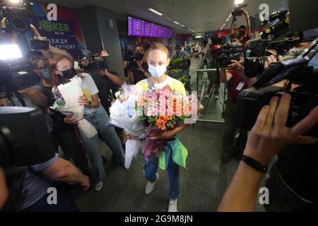 KIEV REGION, UKRAINE - 27 JUILLET 2021 - médaillée de bronze des Jeux Olympiques de Tokyo 2020 à judo (femmes -48 kg) Daria Bilodid porte des bouquets pendant le WE Banque D'Images