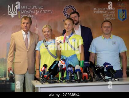 RÉGION DE KIEV, UKRAINE - 27 JUILLET 2021 - Vice-présidente du Comité National Olympique d'Ukraine, Ravil Safiullin, mère de Daria Bilodid, Svitlana Kuzniet Banque D'Images