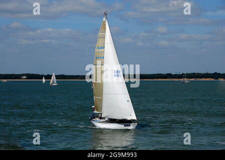 Yacht avec voile de couleur or à Southampton Water pendant la régate de la semaine des Copes, Angleterre Banque D'Images