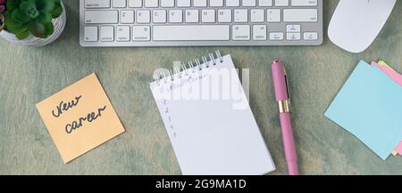 Bannière avec vue de dessus du bureau avec note avec des mots NOUVELLE CARRIÈRE, bloc-notes vide, stylo, clavier, cactus et mause sur une table en bois. Affaires et fi Banque D'Images