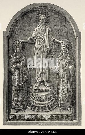 La consécration impériale de l'empereur romain Flavius Arcadius (377-408) et Aelia Eudoxia. Sculpture byzantine avec consécration impériale, avec Christ sur les têtes couronnées de l'empereur et de l'impératrice. Jésus Christ bénédiction de l'empereur et de l'impératrice. Ancienne illustration gravée du XIXe siècle de Jésus-Christ par Veuillot 1881 Banque D'Images