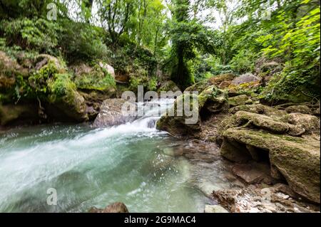 rivière bleck dopo cascade de marbre à terni Banque D'Images