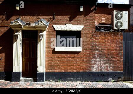 Façade d'un ancien bâtiment avec porte ornée et fenêtre bloquée. Dagger Lane, la vieille ville de Hull Banque D'Images