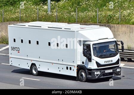 Vue aérienne face avant et toit de la fourgonnette de transport de prisonnier Iveco Et chauffeur exploité par Serco public transport affaires conduite le long de l'autoroute britannique Banque D'Images