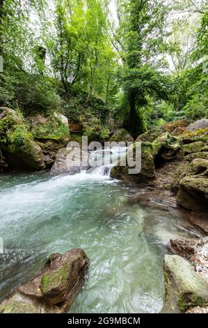 rivière bleck dopo cascade de marbre à terni Banque D'Images