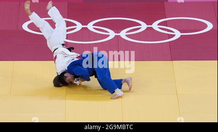 Tokyo, Japon. 27 juillet 2021. NAGase Takanori (R) du Japon combat avec Matthias casse de Belgique pendant le demi-final de 81 kg de Judo pour hommes aux Jeux Olympiques de Tokyo 2020 à Tokyo, Japon, le 27 juillet 2021. Credit: Liu Dawei/Xinhua/Alay Live News Banque D'Images