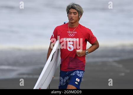 Chiba, Japon. 27 juillet 2021. Igarashi Kanoa, du Japon, participe à la finale masculine de surf à la plage de surf de Tsurigasaki dans la préfecture de Chiba, au Japon, le 27 juillet 2021. Credit: Du Yu/Xinhua/Alay Live News Banque D'Images