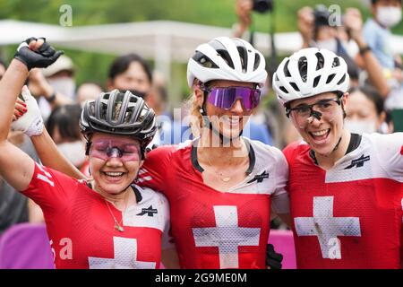 Shizuoka, Japon. 27 juillet 2021. FREI Sina, NEFF Jolanda, INDERGAND Linda (SUI), 27 juillet 2021 - Cyclisme : les femmes de l'ensemble du pays pendant les Jeux Olympiques de Tokyo 2020 au cours Izu MTB à Shizuoka, Japon. Credit: Shuraro Mochizuki/AFLO/Alamy Live News Banque D'Images