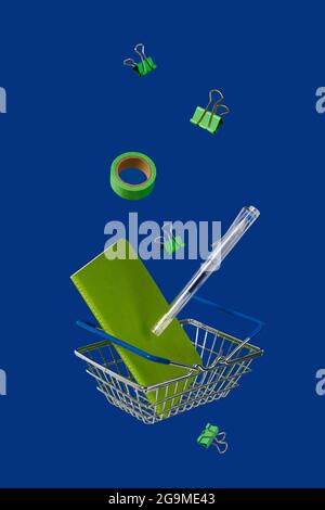 Papeterie fournitures de bureau avec chariot de levate sur fond bleu Banque D'Images