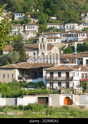 Berat et le clocher de Saint-Spyridon à Gorica, en Albanie Banque D'Images