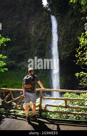 Touriste regardant la chute d'eau de la Fortuna au Costa Rica Banque D'Images