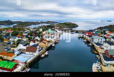 Vue aérienne du village de pêcheurs de Henningsvaer sur les îles Lofoten en Norvège Banque D'Images